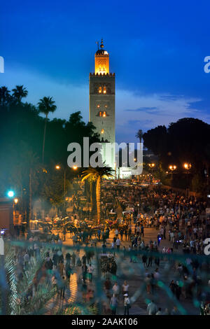 Minareto di Koutoubia al crepuscolo. Marrakech, Marocco Foto Stock