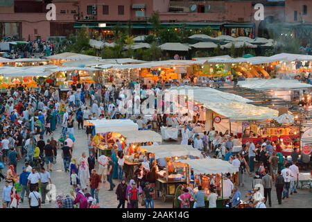Cibo all'aperto si spegne in Djemaa el Fna, un sito Patrimonio Mondiale dell'Unesco. Marrakech, Marocco Foto Stock