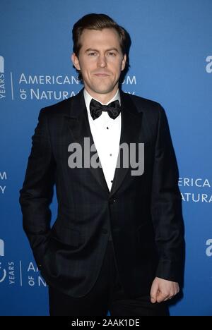 New York, NY, STATI UNITI D'AMERICA. Xxi Nov, 2019. Alex Moffat presso gli arrivi per il Museo Americano di Storia Naturale Il Museo 2019 Gala, il Museo Americano di Storia Naturale, New York, NY Novembre 21, 2019. Credito: Kristin Callahan/Everett raccolta/Alamy Live News Foto Stock