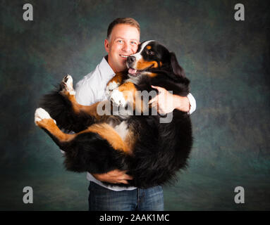 Ritratto di uomo con Bovaro del Bernese Foto Stock