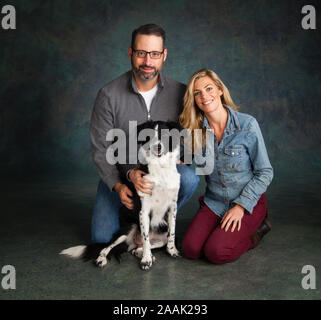 Ritratto in studio di un uomo e di una donna con Border Collie Foto Stock