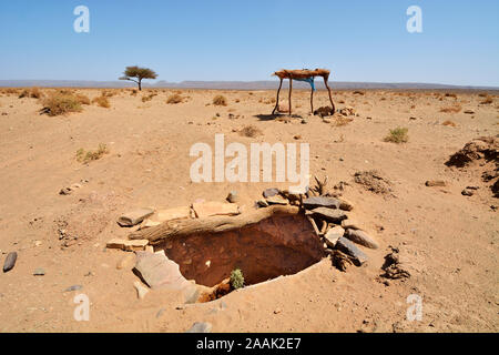 Pozzo di acqua nel deserto. Erg Chigaga, deserto del Sahara. Il Marocco Foto Stock