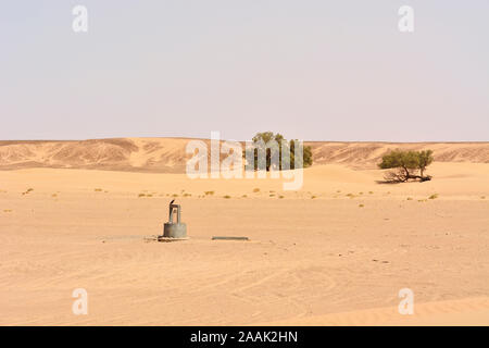 Pozzo di acqua nel deserto. Erg Chigaga, Marocco Foto Stock