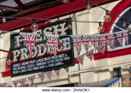 Una fila di Unione Jack bunting a Altrincham mercato alimentare in un giorno di ottobre Foto Stock