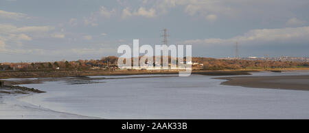 Vista del centro storico di Loughor viadotto ferroviario accanto alla sua sostituzione. Preso dal Millenium sentiero costiero, Llanelli. Foto Stock