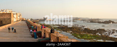 Skala de la Ville bastione del mare, un sito Patrimonio Mondiale dell'Unesco, di fronte le isole di Mogador, antica Iles Purpuraires davanti a Essaouira, dove Rom Foto Stock