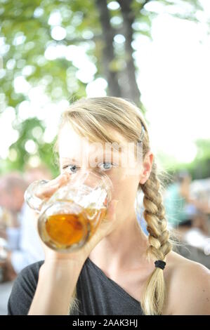 Junge Frau trinkt Bier - una giovane donna di bere birra Foto Stock