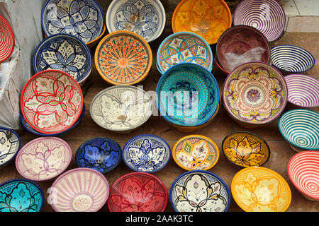 Ceramiche marocchino per la vendita nel souk (mercati), Essaouira, Marocco Foto Stock