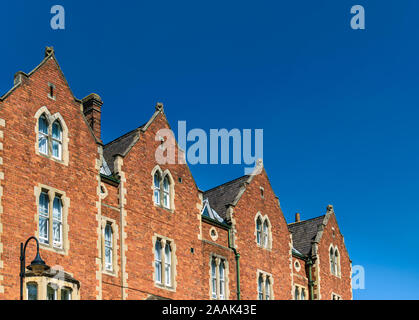 Fila di tradizionali rosso inglese case di mattoni in York, nello Yorkshire. Foto Stock