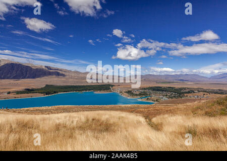 TEKAPO, Nuova Zelanda - 23 febbraio : vista in lontananza la città di Tekapo sulla riva del Lago Tekapo in Nuova Zelanda il 23 febbraio 2012. Due persone non identificate Foto Stock