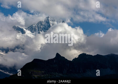 Lauterbrunnen Breithorn in Svizzera visto attraverso le nuvole Foto Stock