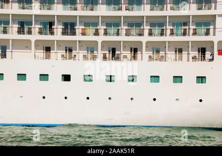 Vista ravvicinata di una grande nave da crociera. Balconi e sedie. Sulla riva di Venezia, Italia, Europa. Foto Stock