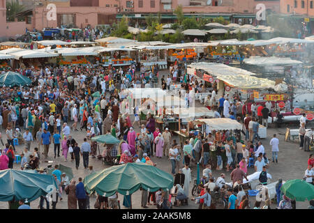 Cibo all'aperto si spegne in Djemaa el Fna, un sito Patrimonio Mondiale dell'Unesco. Marrakech, Marocco Foto Stock