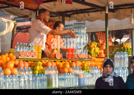 Bancarelle di spremuta di arancia fresca. Djemaa el Fna a Marrakech. Il Marocco Foto Stock