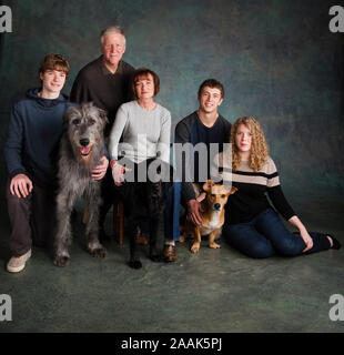 Studio ritratto di famiglia con tre cani Foto Stock