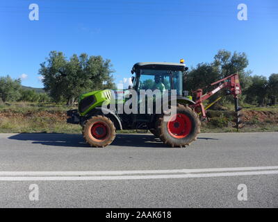 Agricoltura & arare il terreno nella Calcidica, Grecia Foto Stock