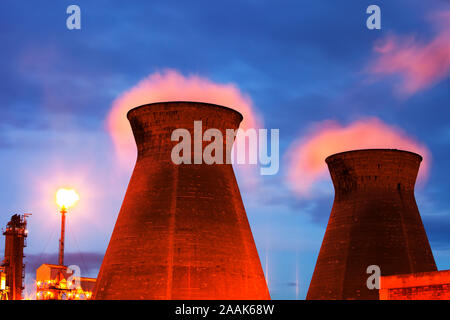 Svasatura off gas di scarto luci posteriore vapore dalla Ineos raffineria di petrolio a Grangemouth nel Firth of Forth, Scotland, Regno Unito. È Scotlands solo olio di refin Foto Stock