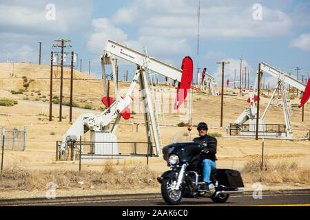 Un biker in Kern River oilfield in Oildale, California, Stati Uniti d'America. A seguito di un inedito e quattro anni di siccità, Bakersfield è ora la città più secchi Foto Stock