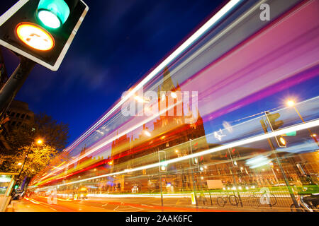 Il traffico su Euston Road di fronte all'iconico St Pancras stazione ferroviaria, Londra, Regno Unito. Foto Stock