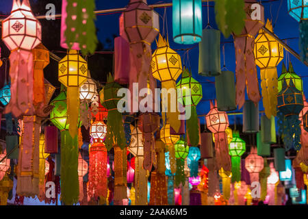 Loi krathong candela lanterna Twilight time Festival che si tiene ogni anno a novembre di ogni anno. Mostra di rispetto e di culto. Festival di Chaing Mai Thailandia. Foto Stock