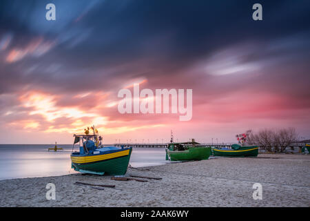 Barche di pescatori sulla spiaggia durante il sunrise a Gdynia. Mar Baltico. Polonia Foto Stock