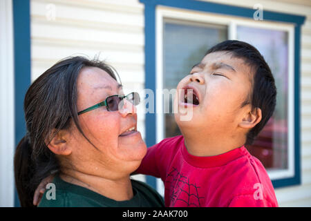 Jean L' Hommercourt e a suo nipote Dez L'Hommercourt che entrambi vivono in Fort McKay, a valle del tar sands. Molti residenti soffrono di problemi di salute Foto Stock