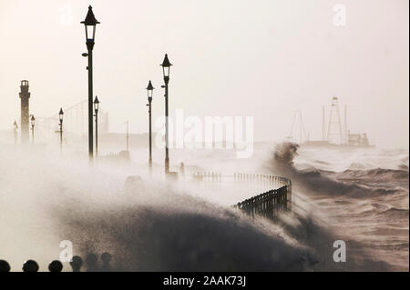 Blackpool essendo martoriata dalle tempeste nel XVIII gennaio 2007 che ha ucciso 13 persone in tutto il Regno Unito in forza uragano venti. Ho dovuto tenere su un LAM Foto Stock