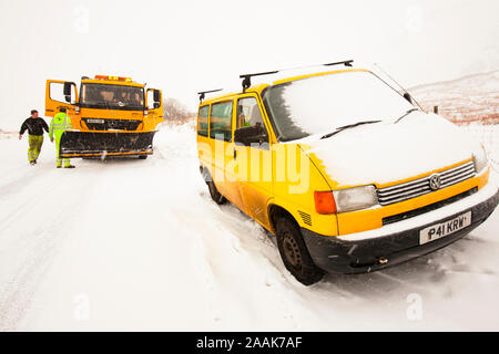 Un aratro di neve su Dunmail sollevare nel distretto del lago, Regno Unito, e un filamento automobilista catturati fuori dalla estremamente rigido inverno nel 2010 l'inverno. Foto Stock