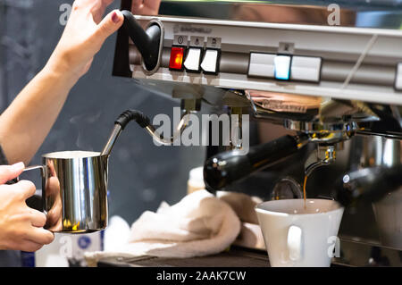 La macchina per il caffè. Preparazione di un caffè con panna di latte. Foto Stock