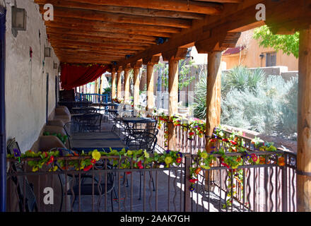 Old town Albuquerque Plaza originariamente stabiliti dai colonizzatori spagnoli nel settecento e copertura 10 blocchi di storici edifici Adobe. Foto Stock