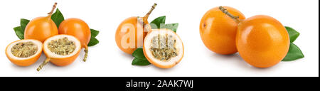 Granadilla o giallo al frutto della passione con foglie isolati su sfondo bianco. Impostare o raccolta. Foto Stock