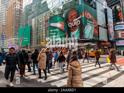 Pubblicità per boutade, lo spazzolino da denti elettrico società di abbonamento, a Times Square, domenica 17 novembre, 2019. Di recente boutade ramificato fuori in un altro salute orale prodotto, una sottoscrizione distributore di filo interdentale. (© Richard B. Levine) Foto Stock