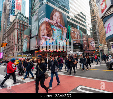 Pubblicità per boutade, lo spazzolino da denti elettrico società di abbonamento, a Times Square, domenica 17 novembre, 2019. Di recente boutade ramificato fuori in un altro salute orale prodotto, una sottoscrizione distributore di filo interdentale. (© Richard B. Levine) Foto Stock