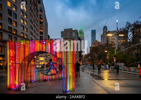 I visitatori di Flatiron Plaza di New York Lunedì, Novembre 18, 2019 interagiscono con ÒZiggyÓ creato da Hou de Sousa. L'installazione di Natale è il fulcro del Flatiron/23rd Street del Partenariato per la programmazione di vacanza, Ò23 Giorni di Flatiron CheerÓ. ÒZiggyÓ contiene 27.000 piedi di cavo iridescenti illuminati dalla luce UV. (© Richard B. Levine) Foto Stock