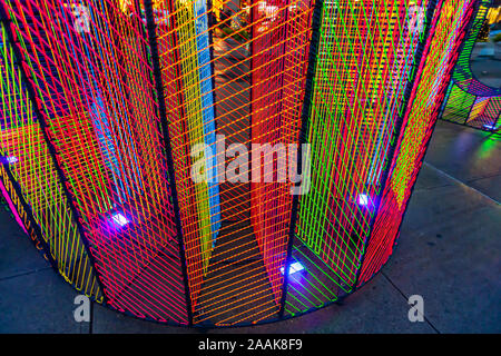 I visitatori di Flatiron Plaza di New York Lunedì, Novembre 18, 2019 interagiscono con ÒZiggyÓ creato da Hou de Sousa. L'installazione di Natale è il fulcro del Flatiron/23rd Street del Partenariato per la programmazione di vacanza, Ò23 Giorni di Flatiron CheerÓ. ÒZiggyÓ contiene 27.000 piedi di cavo iridescenti illuminati dalla luce UV. (© Richard B. Levine) Foto Stock