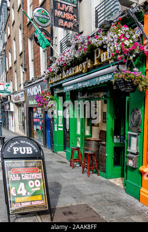 Scena di strada a Dublino. Famoso pub irlandese a popolare la parte storica della città. Foto Stock