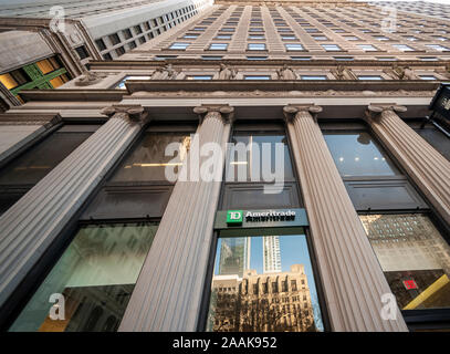 Un TD Ameritrade Holding Corp. ramo su Broadway in Lower Manhattan a New York il giovedì, 21 novembre 2019. Charles Schwab è segnalato per essere l'acquisto di TD Ameritrade per 26 miliardi di dollari. (© Richard B. Levine) Foto Stock