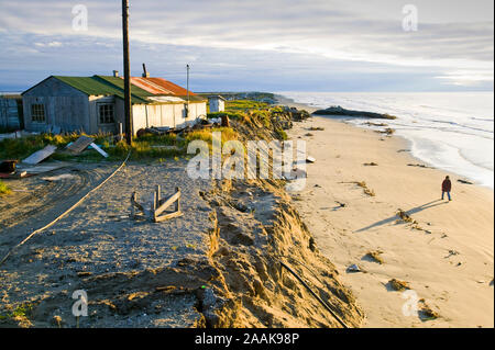 Andato ma non dimenticate. J J Weyouanna la moglie sorge sulla spiaggia dove la loro casa utilizzato per stand Shishmaref su una piccola isola tra Alaska e Siberi Foto Stock