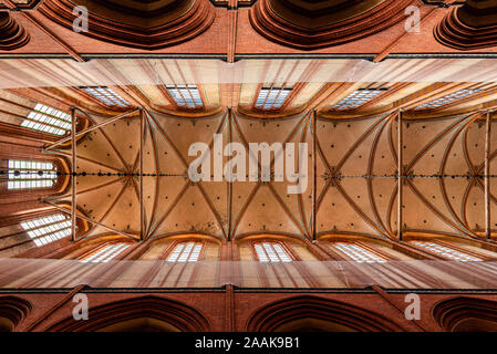 Wismar, Germania - 2 Agosto 2019: la chiesa di San Nicola. Vista interna direttamente sotto le volte a botte della navata principale Foto Stock