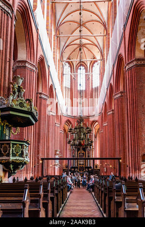 Wismar, Germania - 2 Agosto 2019: la chiesa di San Nicola vista interna Foto Stock