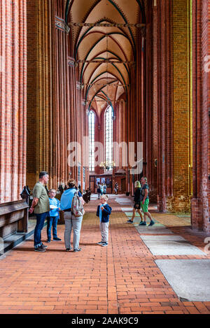 Wismar, Germania - 2 Agosto 2019: la chiesa di San Nicola vista interna Foto Stock