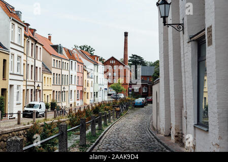 Wismar, Germania - 2 Agosto 2019: Street nel centro storico. Wismar è un porto e città anseatica nel nord della Germania sul Mar Baltico Foto Stock