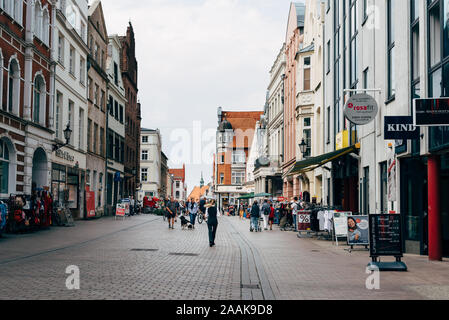 Wismar, Germania - 2 Agosto 2019: Street nel centro storico. Wismar è un porto e città anseatica nel nord della Germania sul Mar Baltico Foto Stock