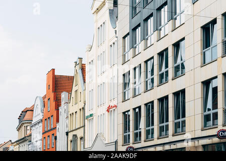 Wismar, Germania - 2 Agosto 2019: pittoresche gable case nel centro storico della città Foto Stock