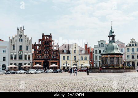 Wismar, Germania - 2 Agosto 2019: Town Square nel centro storico. Wismar è un porto e città anseatica nel nord della Germania sul Mar Baltico Foto Stock