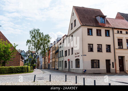 Wismar, Germania - 2 Agosto 2019: Street nel centro storico. Wismar è un porto e città anseatica nel nord della Germania sul Mar Baltico Foto Stock