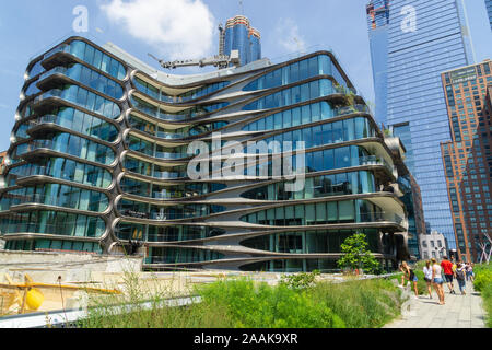 New York, Stati Uniti d'America - 20 agosto 2018 vista la 520 West 28th Street condominio Residences progettato dall'architetto Zaha Hadid lungo la linea alta. Foto Stock