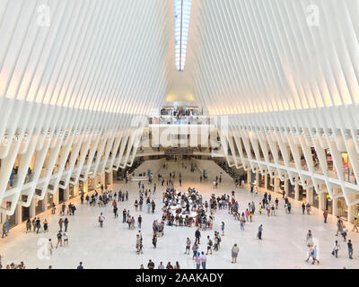 New York, Stati Uniti d'America - 20 agosto 2018: vista interna del World Trade Center Hub di trasporto o oculo progettato da Santiago Calatrava architetto Foto Stock
