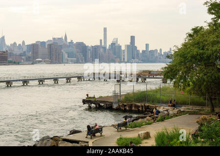 New York, Stati Uniti d'America - 20 agosto 2018: Domino Park nel tardo pomeriggio parco pubblico nel quartiere di Williamsburg di Brooklyn, New York City. Foto Stock