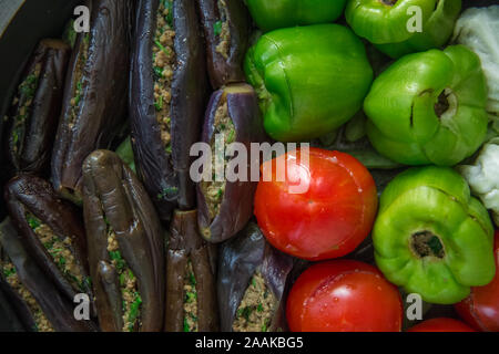 Melanzane sono ripiene di carne di agnello e riso. In Turchia, questo piatto viene chiamato Patlican dolmasi. melanzana riempimento . Melanzane ripiene nella caldaia . Foto Stock